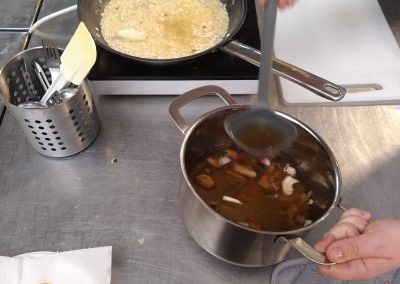 Préparation bouillon pour risotto champignons cacio e pepe